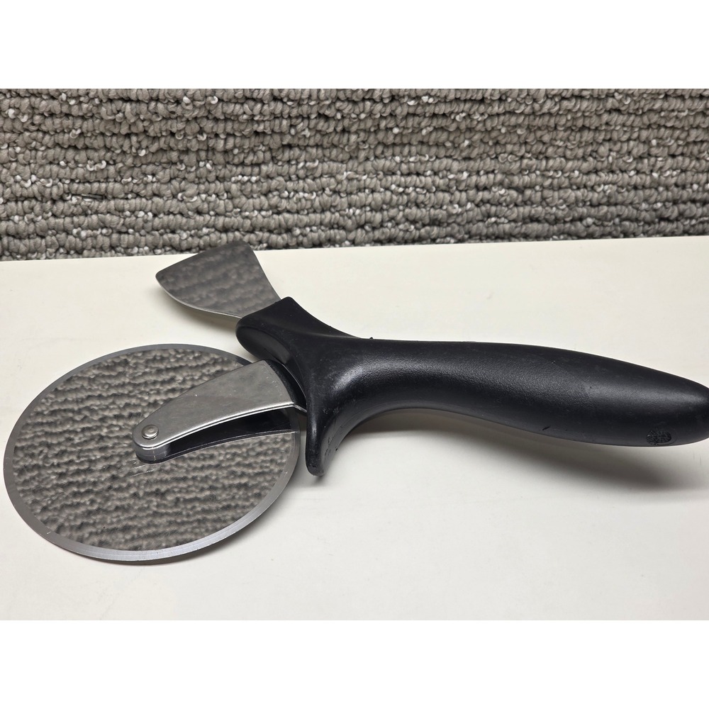 Pampered Chef Pizza Cutter Black Stainless Steel Wheel with Crust Cutter Tool